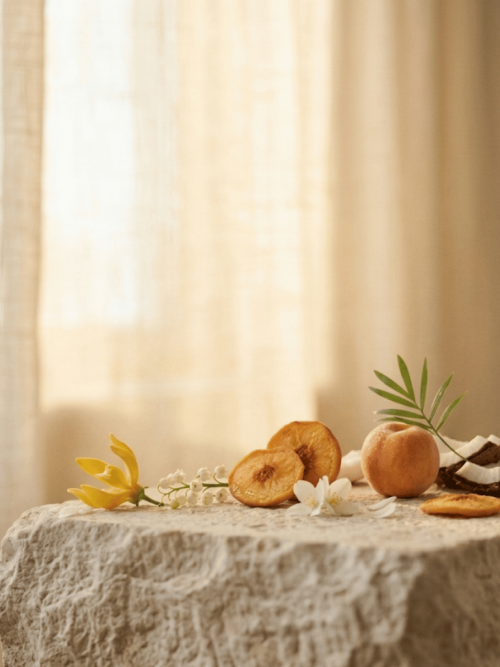 Un aroma muy cálido y seductor con un toque floral y un fondo exótico y dulce gracias a las notas de coco y melocotón. Nos evoca a las cálidas tardes de verano en la playa…