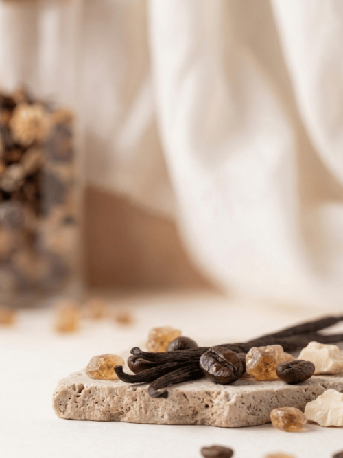 Una mezcla cálida y envolvente que combina la dulzura suave de la vainilla con la intensidad aromática del café. Un aroma sensual y reconfortante que aporta carácter y calidez a cualquier espacio.