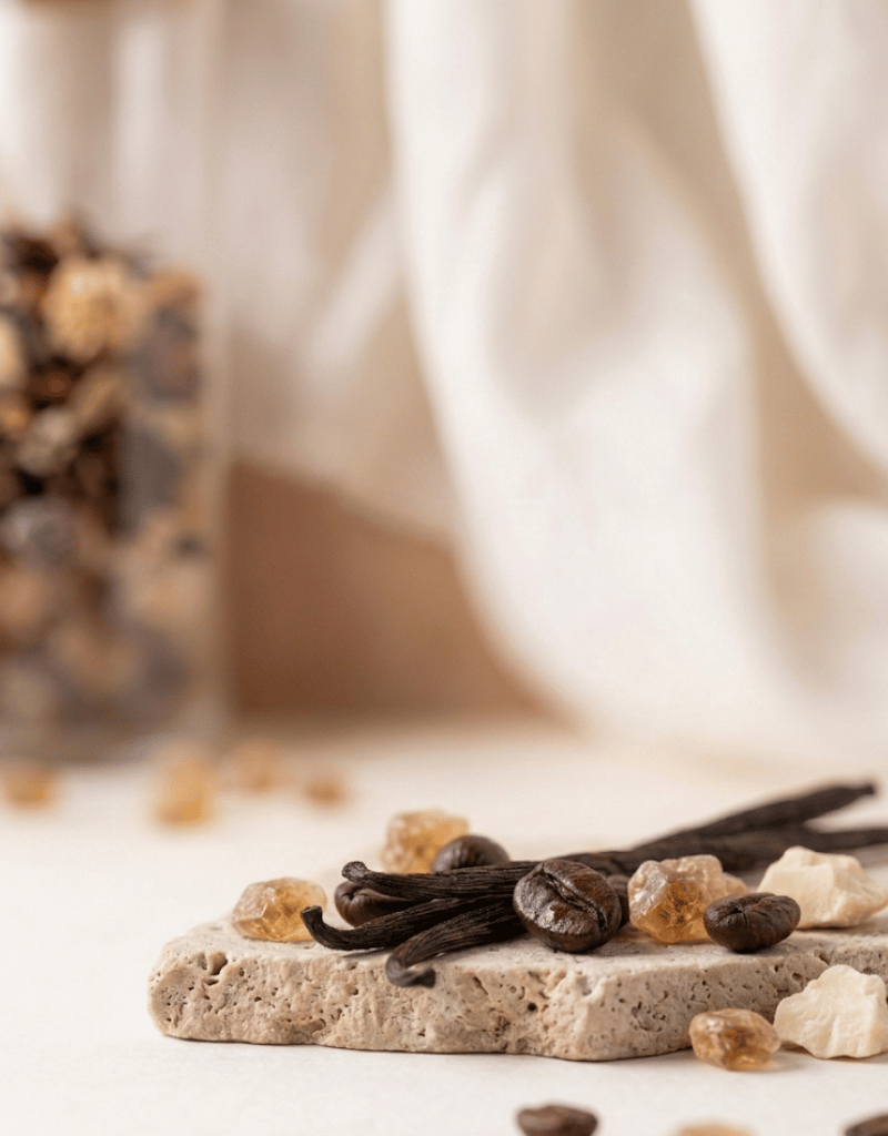 Una mezcla cálida y envolvente que combina la dulzura suave de la vainilla con la intensidad aromática del café. Un aroma sensual y reconfortante que aporta carácter y calidez a cualquier espacio.
