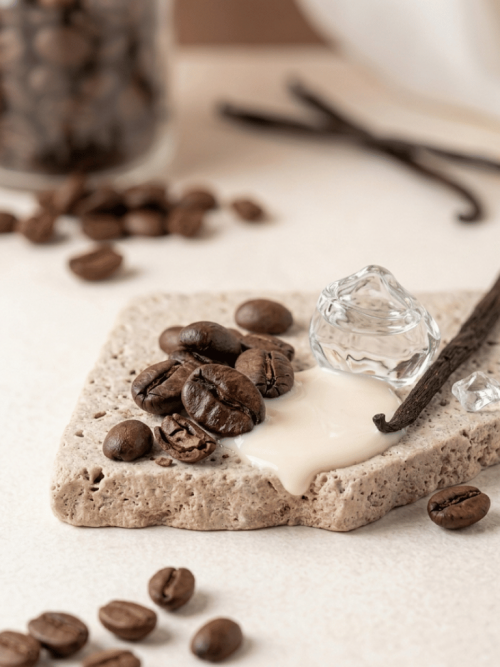 La fragancia se inicia con notas de café recién hecho para dar paso a un corazón tostado y lácteo. Un fondo de café tostado envuelve esta deliciosa fragancia