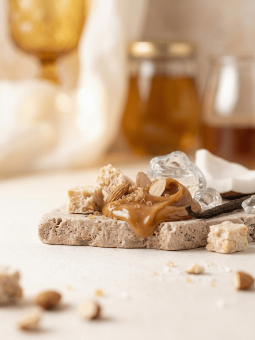 Un aroma envolvente que despierta la dulzura de los recuerdos más tiernos. La suavidad del dulce de leche y el caramelo cremoso llenan el ambiente con una sensación reconfortante, como un abrazo cálido que invita a relajarse y disfrutar del momento.