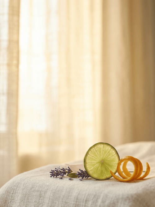 Una fragancia luminosa y revitalizante donde brillan los cítricos frescos como la lima, la naranja y la bergamota. El corazón revela un delicado equilibrio entre notas especiadas de cardamomo, frutas suaves y flores elegantes como la rosa y la violeta. El toque exótico de piel de albaricoque invita a la evasión, mientras que el fondo cálido de almizcle y maderas de cedro aporta bienestar, relajación y armonía.