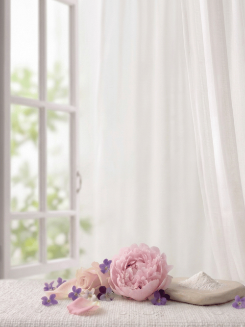 Un aroma fresco y elegante que abre con notas cítricas y verdes, envolviéndose en un delicado corazón de peonía, rosa y flores blancas. Suavemente atalcado y almizclado en el fondo, llena el ambiente de armonía, limpieza y sofisticación.