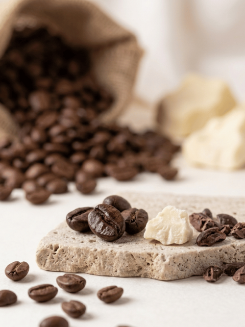 Una fragancia cálida y envolvente que evoca la intensidad y el aroma recién molido del café. Notas profundas y tostadas que despiertan los sentidos, combinadas con suaves matices cremosos que aportan confort y sofisticación. Perfecta para crear un ambiente acogedor, lleno de energía y vitalidad.