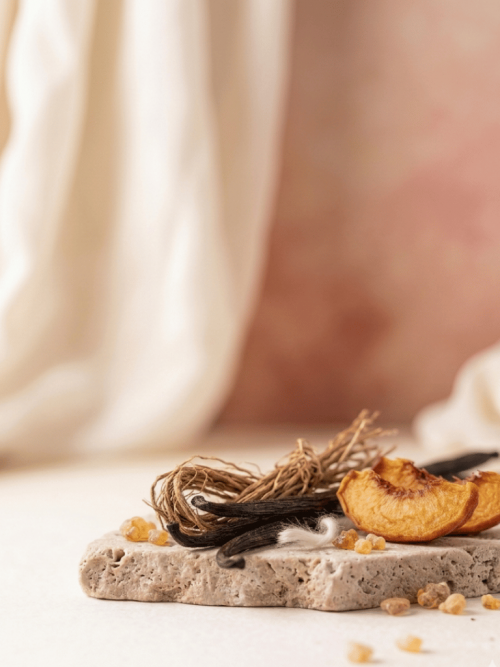 Una fragancia gourmand y frutal que combina la dulzura jugosa del melocotón con la calidez envolvente de la vainilla. El almizcle aporta suavidad y sensualidad, mientras que el vetiver equilibra la composición con un matiz terroso y sofisticado. Ideal para quienes buscan un aroma dulce pero refinado, con un fondo elegante y duradero.