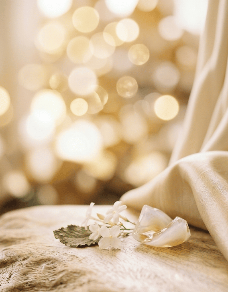 Un aroma lujoso y especiado con un sutil toque amaderado. La fragancia se abre con notas cítricas y florales que aportan frescura, y evoluciona hacia un corazón cálido e intenso de ámbar, pachulí y benjuí. Sofisticada y envolvente, perfecta para crear una atmósfera serena y elegante.